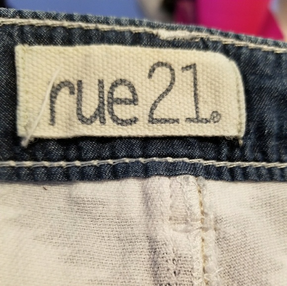 Cute distressed chevron print shorts. - Picture 4 of 7